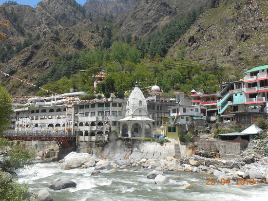 Manikaran befindet sich auf der anderen Seite des Flusses.