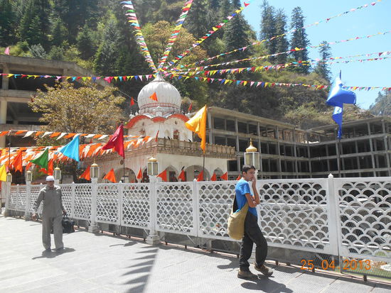 Bunte Fähnchen schmückten die kleinen Tempel.
