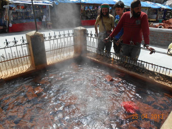 Kleines Becken mit kochendem Wasser