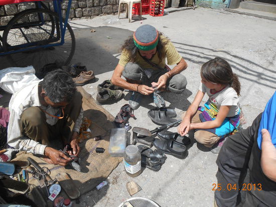 Hakan lernt ein neues Handwerk.