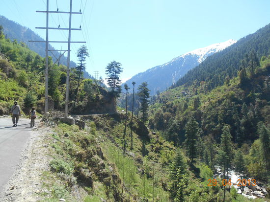 Rechts fliesst die Parvati.