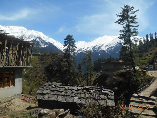 Über diese kleine Brücke betritt man das Dorf.