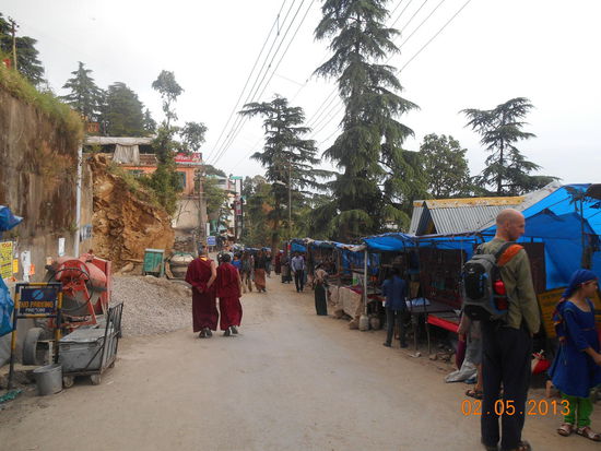 Buddhistische Mönche alltäglich im Strassenbild