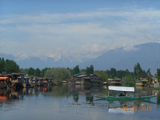 ... und auf die umliegenden Berge