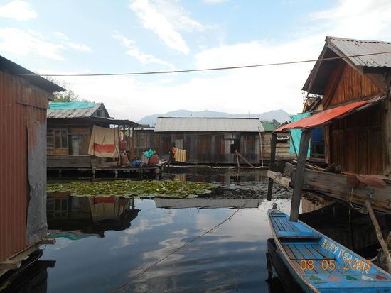 Blick vom Steg auf die Wasserstrasse