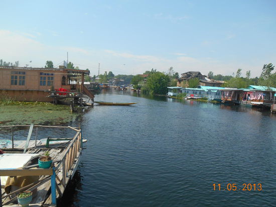 Blick vom Hauptboot auf die Wasserstrasse ...