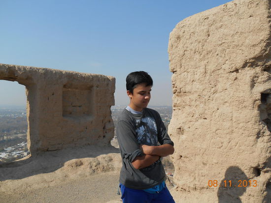 Sinco zwischen den Ruinen (6. Jhdt. vor Christus) auf dem Tempelberg - im Hintergrund Isfahan