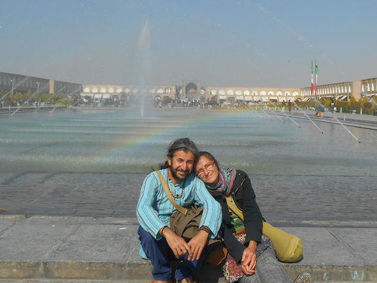 Wasserspiele in der Mitte des Platzes - mit Regenbogen!