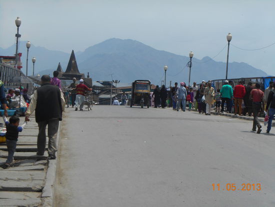 Eine alte Brücke - die Berge immer in Sichtweite