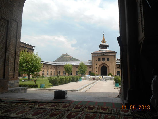 Die Jamia Masjid Moschee - im Hintergrund das Fort von Srinagar