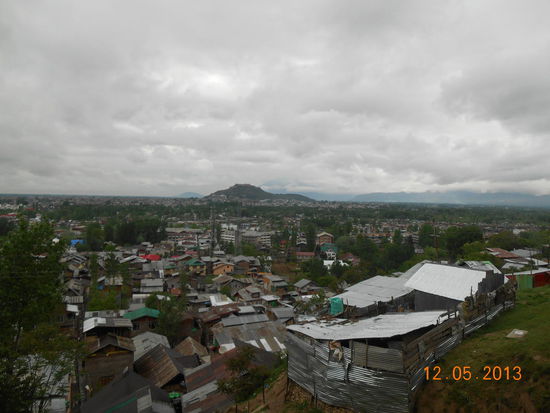Ein wolkenverhangener Blick auf Srinagar