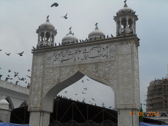 Eingang zur Hazrat-Bal-Moschee - Die schöne Kuppel war leider unter einem Baugerüst versteckt.