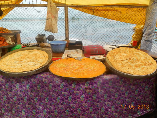 Helva aus Gries und Safran - daneben riesengrosse Fladenbrote