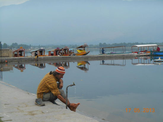 Vor dem Betreten der Moschee