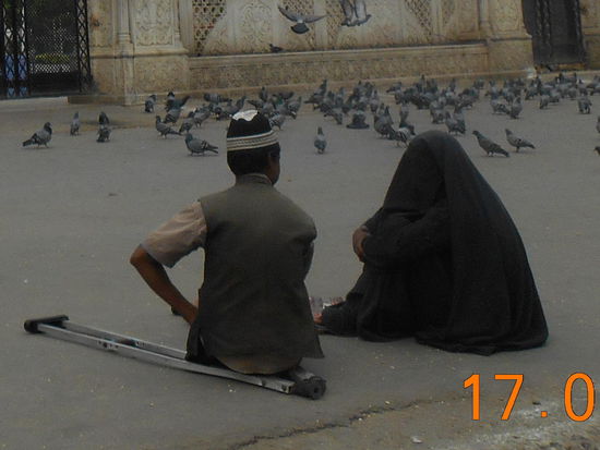 Vor dem Tor der Hazrat-Bal-Moschee