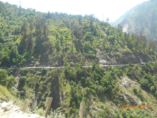 Der Weg schlängelte sich größtenteils an den Bergen entlang ...