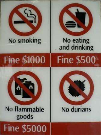 Durians sind uebrigens Fruechte, die zwar gut schmecken aber etwas eigentuemlich riechen und daher in der U-Bahn verboten sind