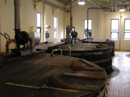Reifefässer in der Talisker Whiskey-Distillerie