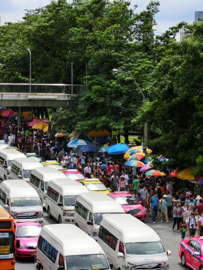 Alltaeglicher Strassenverkehr...alle pilgern zum Markt