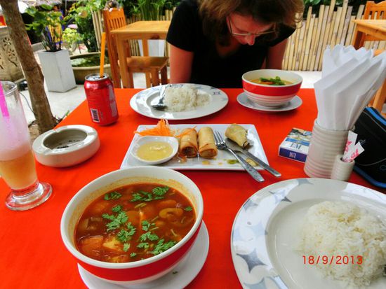 Rotes Curry, Frühlingsrollen und Thom Yam Suppe......fantastisch und spicy...