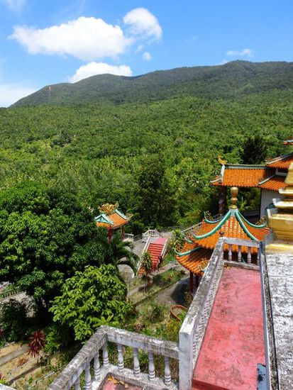 Blick von oben auf das Tempelgelaende.....