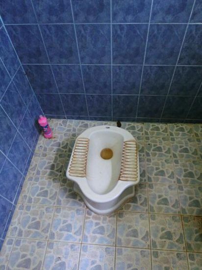 Nachdem wir diese "Toilette" sahen verfluechtigte sich unser Harndrang ploetzlich....komisch........manche Dinge erledigen sich von selbst.....