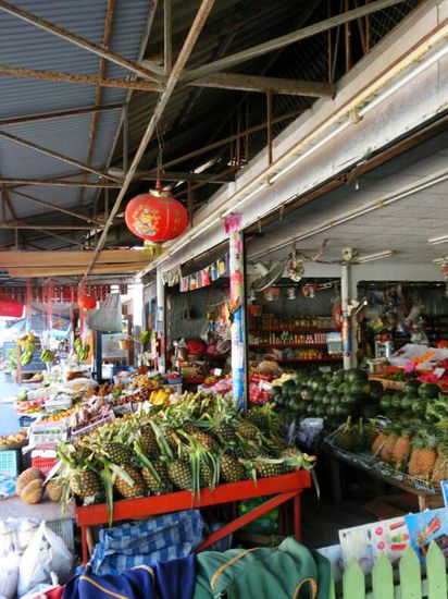 Und Obst.....die Haelfte davon haben wir noch nie gesehen, geschweige denn gegessen...ganz vorn vor der Ananas liegt die "Stinkefrucht" Durian.....