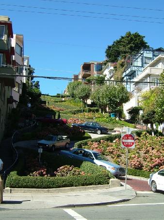 Die Lombard Street vom unteren Ende betrachtet
