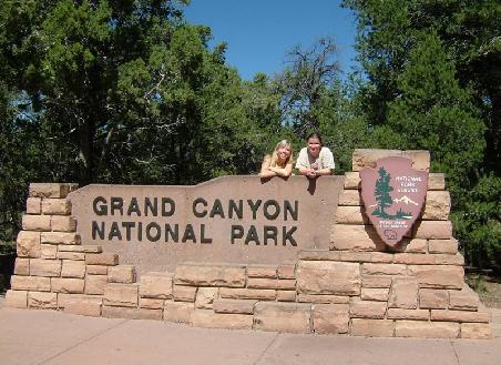 Nicole und ich am Eingang des Grand Canyon (South Rim)