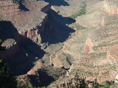 Von einer Aussichtsplattform in den Grand Canyon runter fotografiert