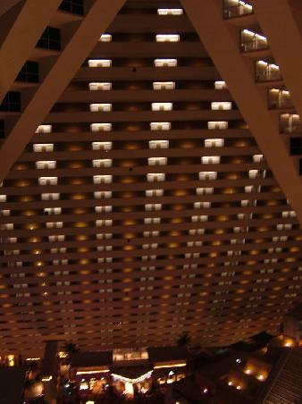 Vom Hotelflur des Luxors aus fotografiert (das weiße sind die Türen der Zimmer)