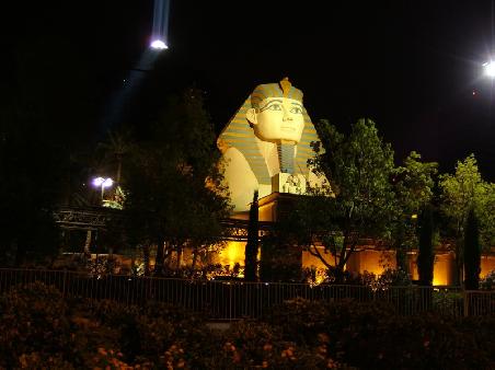 Eingang des Luxor Hotels