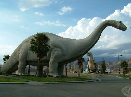 Dinosaurier in Cabazon...ziemlich riesig die Teile (im Vergleich zum Truck im Hintergrund)