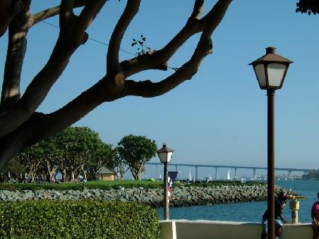 Am Seaport Village (mit Brücke nach Coronado im Hintergrund)