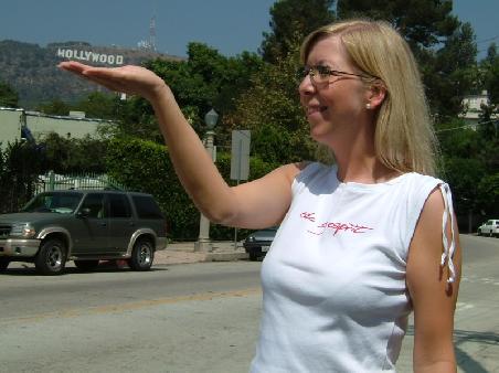 Nicole trägt das Hollywood Sign auf Händen