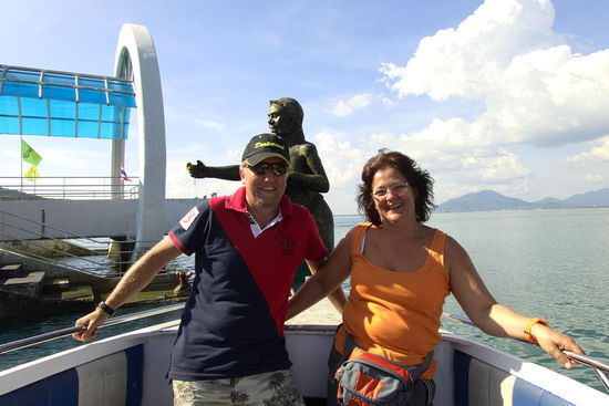 Wir zwei vor der Skulptur des Anlegehafens