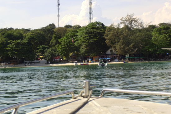 Anfahrt auf unsere Bucht " Vongdeuan ". Im Hintergrund unser Resort.