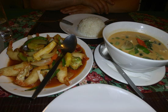 Gebackene Shrimps in süß-sauer-Sauce und Red Thai Curry with Chicken. Lecker