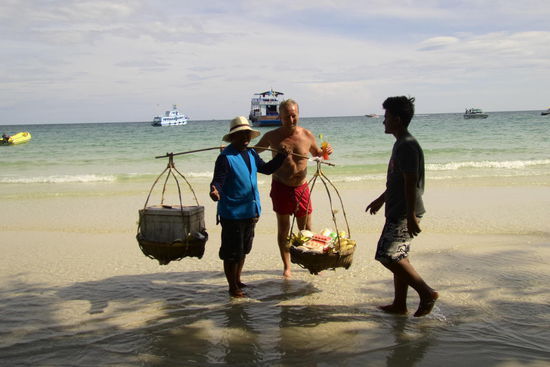 Ich, der Obstverkäufer und in meiner linken der Maitai