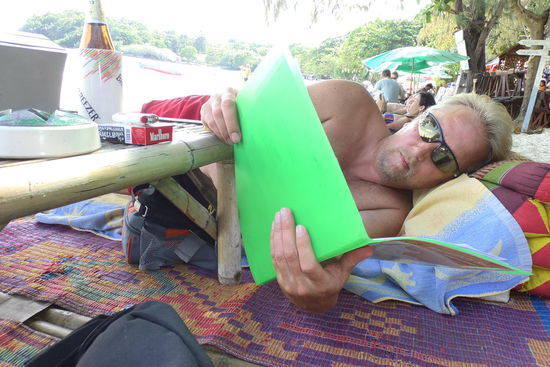 So geht`s: im Liegen die Speisekarte gelesen und anschließend im Liegen gegessen.