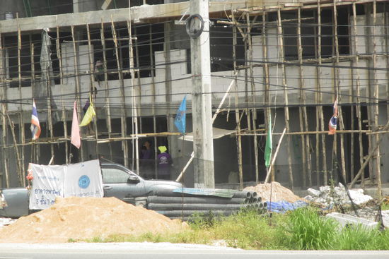 Ein Baugerüst irdendwo unterwegs 