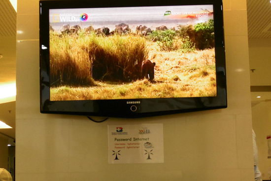 Wartebereich im Krankenhaus. Wie immer und überall in Thailand; der Fernseher läuft, Free Wifi und Getränke umsonst.