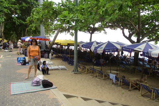 Und so siehts hier aus. Schirm an Schirm, da kommt kein Sonnenstrahl durch. ( Ein Thai rammelt sich eh nicht in die Sonne )