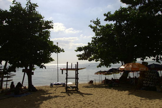 Letzter Blick über den Strand. Also, eins muß man sagen, wer auf Action steht, der ist hier genau richtig. Windsurfen, Jetski, Banana-Boat...., hier gibt es alles.