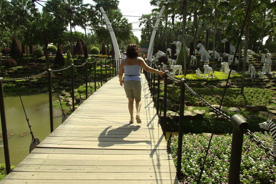 Frau A. geht über eine Hängebrücke!!