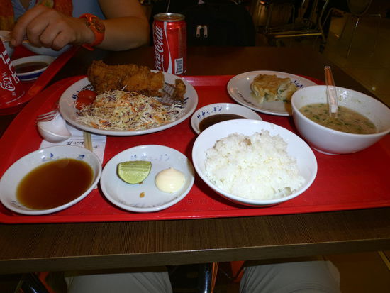 Mittagessen am Airport. Unser erstes Thaifood hier. Komplettes Menü mit Getränk für rund 5,50 EUR.