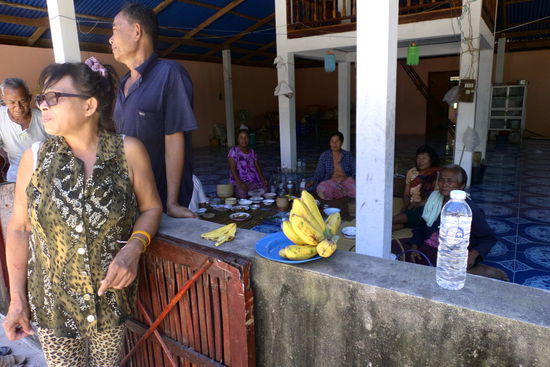 Links Wongduen, dahinter die freiwilligen Helfer beim Essen