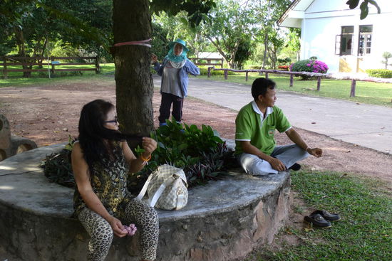 Rechts der Park-Chef, im Hintergrund eine Gärtnerin