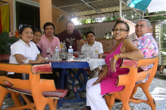 Der Bürgermeister(neben mir im rosa Shirt) und seine 3 Adjutanten