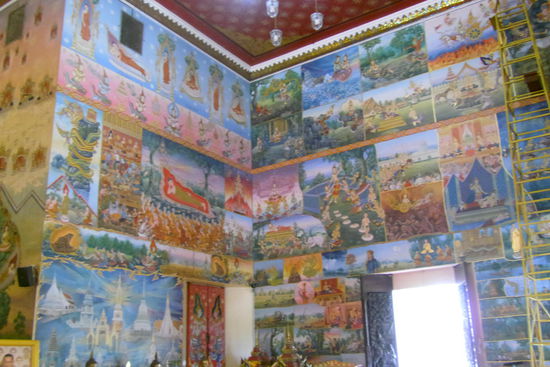 Die ganzen Wände in diesem Wat sind so kunstvoll verziert.